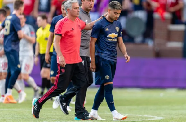 Đóng vai 'cậu bé nhặt bóng', Mourinho tranh thủ xoa đầu đối thủ - Bóng Đá