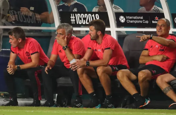 Mourinho 'quậy phá' ngoài đường pitch, Lopetegui phải đến giúp đỡ - Bóng Đá