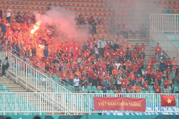 CĐV Hải Phòng: 'Hôm nay chúng tôi sẽ không đốt pháo sáng ở Mỹ Đình' - Bóng Đá