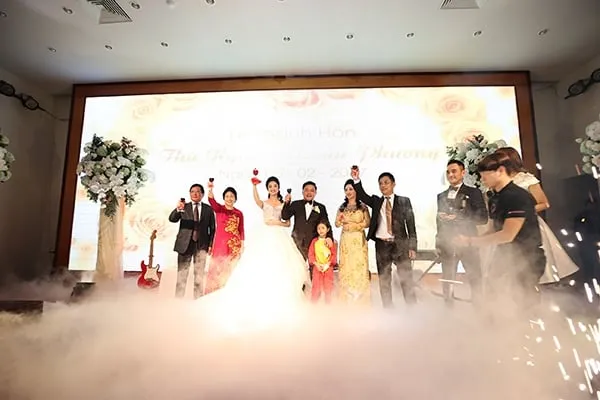 hoa-hau-thu-ngan-cuoi-chong-dai-ga-phnutoday 7
