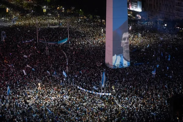 Muôn kiểu ăn mừng Messi lần đầu tiên vô địch World Cup - Bóng Đá