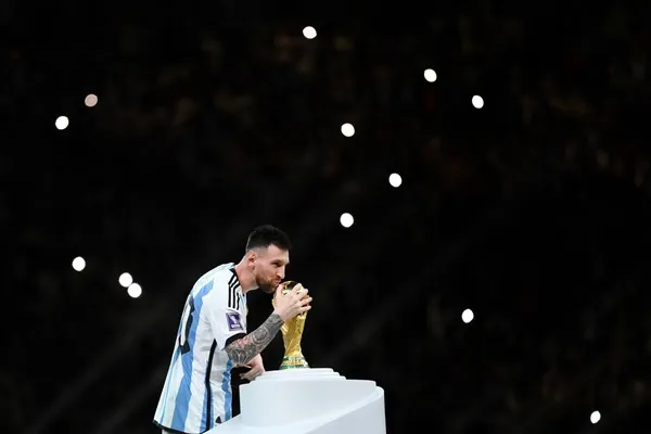 Messi vĩ đại nhất, nhưng không phải trước Maradona - Bóng Đá