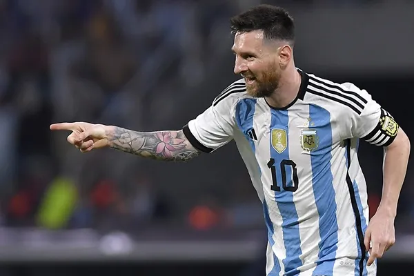 Messi vượt mốc 100 bàn cho Argentina: Người viết sử bóng đá - Bóng Đá