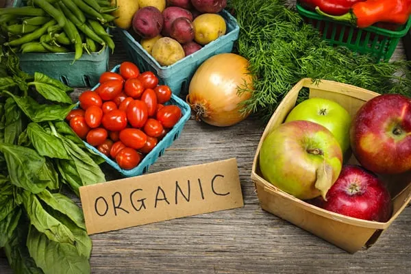 Hãy tránh những quả có vẻ ngoài phồng to, mập mạp, vì có thể đã bị tiêm thuốc
