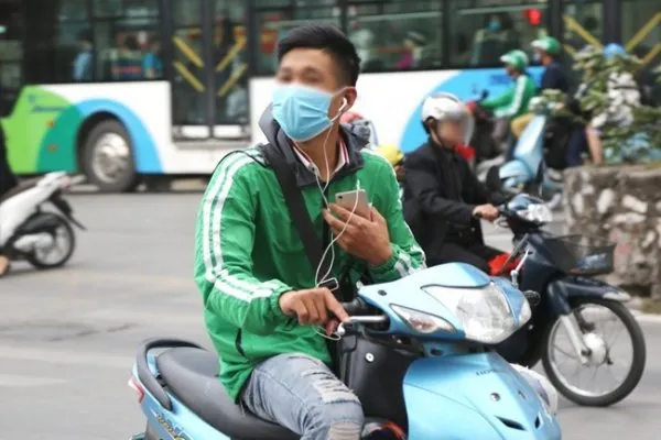 Việc sử dụng tai nghe trong quá trình tham gia giao thông tiềm ẩn nguy cơ mất an toàn