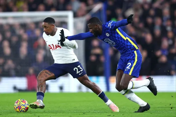 Rudiger bị CĐV Tottenham tấn công - Bóng Đá