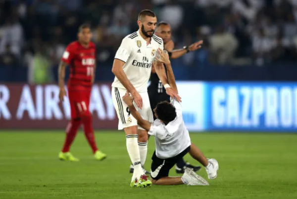 Bị Benzema 'gạt giò', CĐV vẫn nỗ lực chạy đến cầu thủ này của Real - Bóng Đá