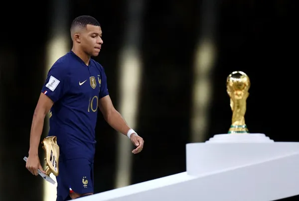 Hình ảnh khác lạ của Mbappe sau trận chung kết - Bóng Đá