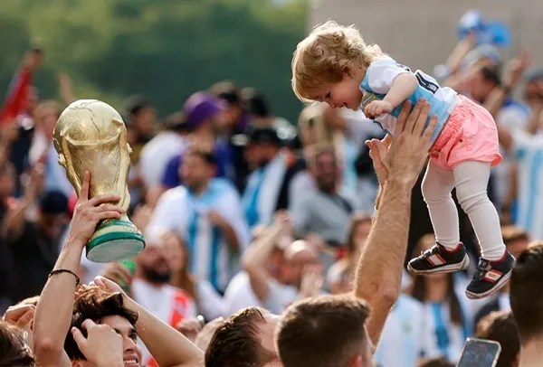 Muôn kiểu ăn mừng Messi lần đầu tiên vô địch World Cup - Bóng Đá