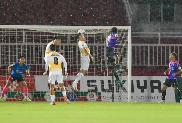 Vòng 6 V-League: Gia Lai giải hạn; Tiếng còi méo - Bóng Đá