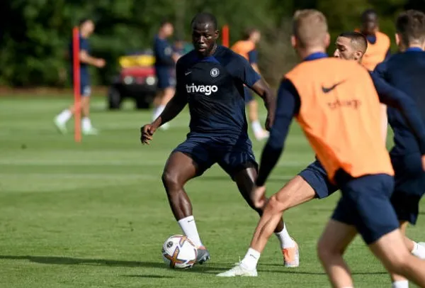 Sterling và Koulibaly tập buổi đầu tiên tại bản doanh Chelsea - Bóng Đá