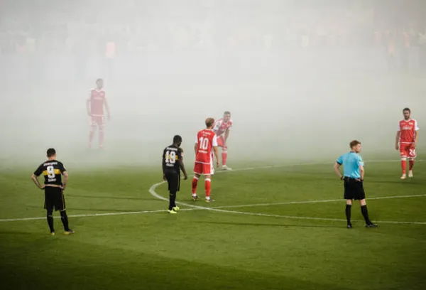 Chấn động Bundesliga, 'Thiên nga trắng' Stuttgart lại xuống hạng - Bóng Đá