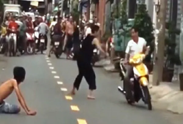 Người phụ nữ chém gục người đàn ông.