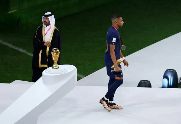 Hình ảnh khác lạ của Mbappe sau trận chung kết - Bóng Đá