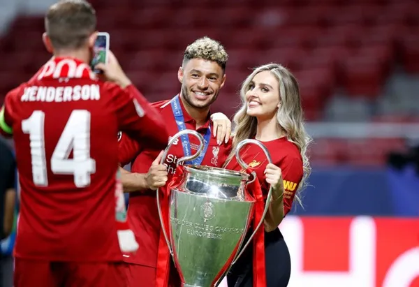 Oxlade Chamberlain khoe bồ xinh - Bóng Đá