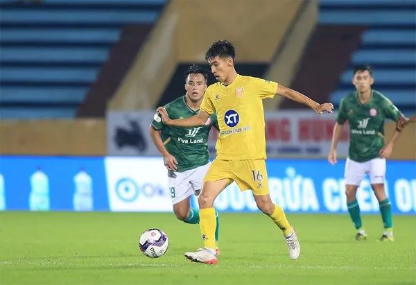 Vòng 11 V-League: Cuộc đua song mã; Tuyển thủ quốc gia tỏa sáng - Bóng Đá