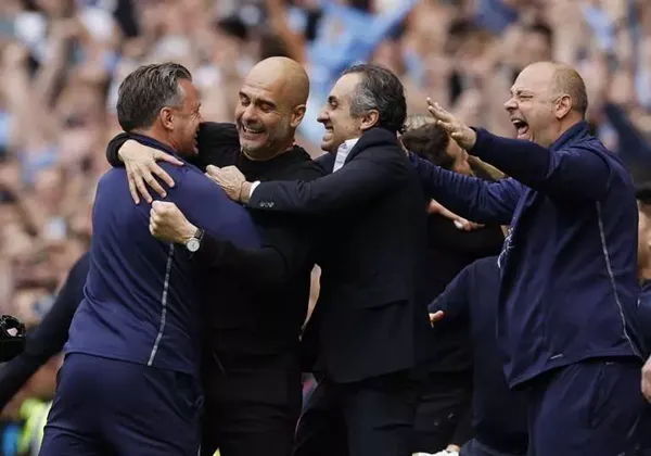 Pep Guardiola bật khóc khi Man City ngược dòng vô địch Premier League - Bóng Đá