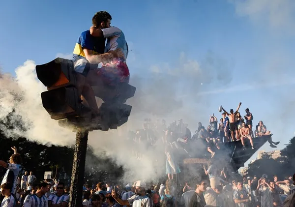 Muôn kiểu ăn mừng Messi lần đầu tiên vô địch World Cup - Bóng Đá