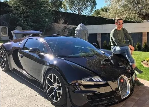 Ronaldo mua Bugatti Centodieci - Bóng Đá