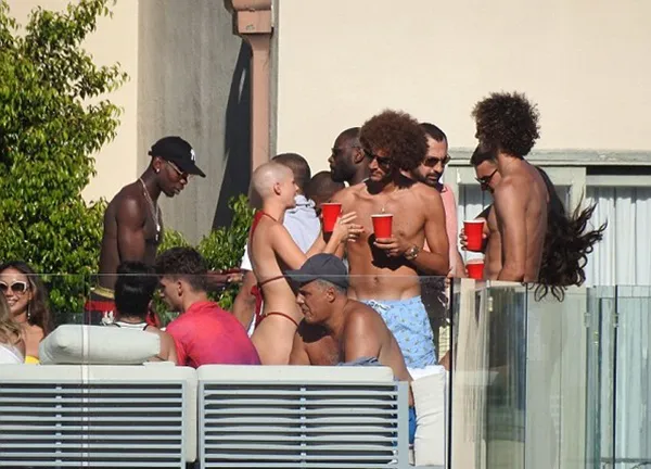 Pogba và Fellaini phấn khích bên hotgirl, mặc Sanchez
