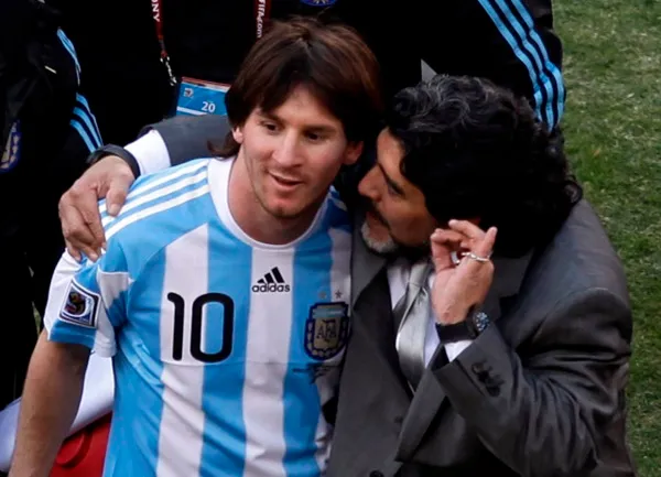 Maradona chỉ Messi đá phạt - Bóng Đá