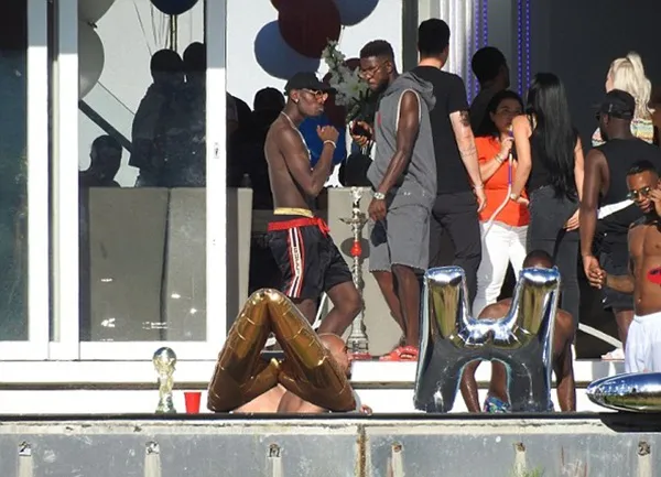 Pogba và Fellaini phấn khích bên hotgirl, mặc Sanchez