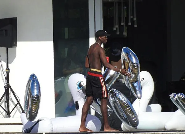 Pogba và Fellaini phấn khích bên hotgirl, mặc Sanchez