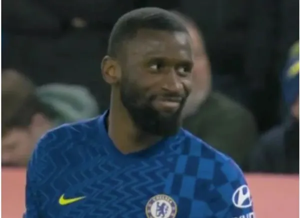 Rudiger bị CĐV Tottenham tấn công - Bóng Đá