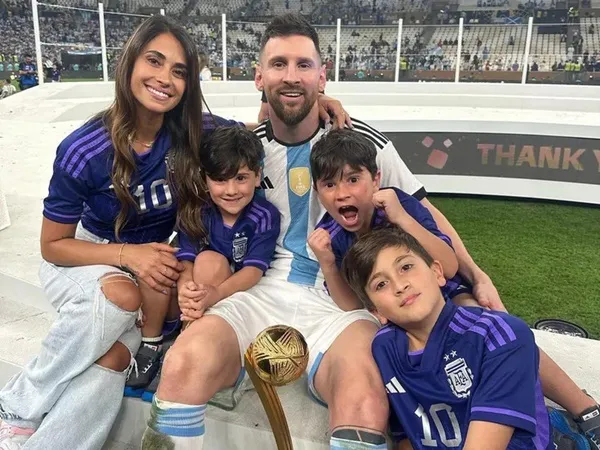 Bóng hồng sau lưng Messi và Ronaldo: Đẹp thôi là không đủ - Bóng Đá