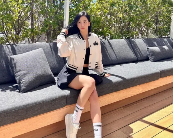 Jisoo khéo léo mix chân váy ngắn dáng xòe với áo crop top và áo khoác bóng chày, từ đó tạo nên bộ trang phục