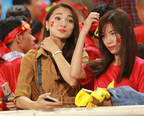 ĐT Việt Nam thắng trận, hot girl Ngọc Nữ lại