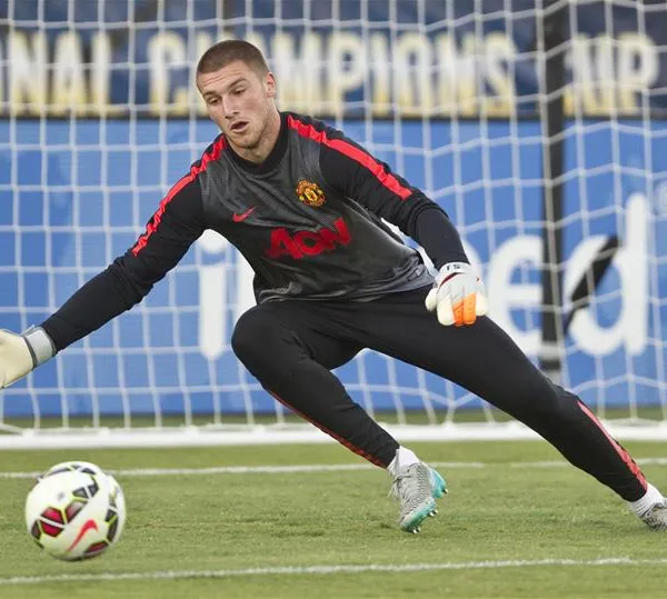 Manchester United battle Tottenham to sign West Brom goalkeeper Sam Johnstone - Bóng Đá