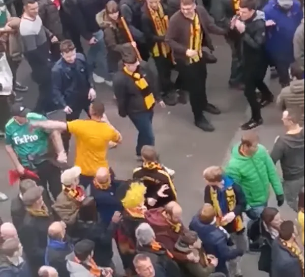 Wolves thua trận, fan điên loạn một mình đấm hàng loạt CĐV Watford - Bóng Đá