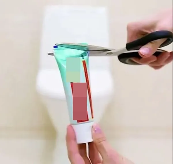 Bạn chỉ cần cắt 2 đoạn nhỏ ở đầu của tuýp kem đánh răng