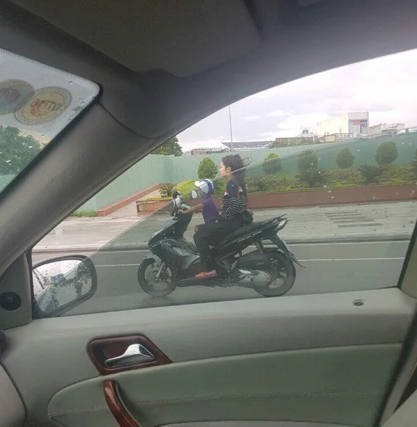 Đứa trẻ chỉ tầm tuổi mầm non đang lái xe băng băng trên đường.