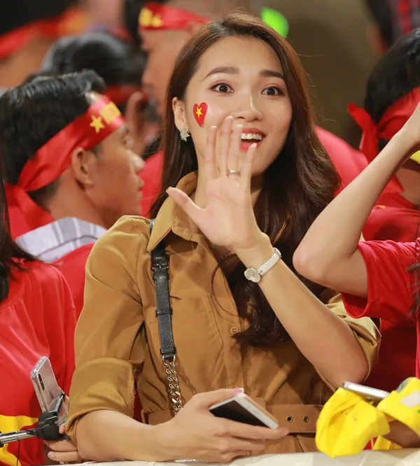 ĐT Việt Nam thắng trận, hot girl Ngọc Nữ lại