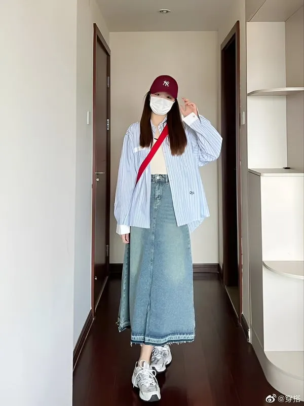 Chân váy denim dáng dài ghi điểm ở sự nữ tính, lãng mạn, đồng thời trẻ hóa phong cách hiệu quả.