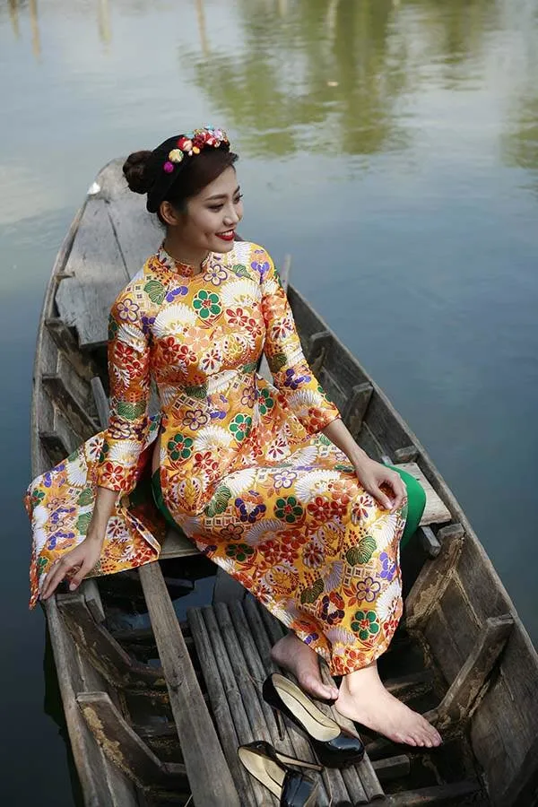 5.don-tet-duong-xinh-lung-linh-voi-ao-dai-cach-tan-2-phunutoday.vn