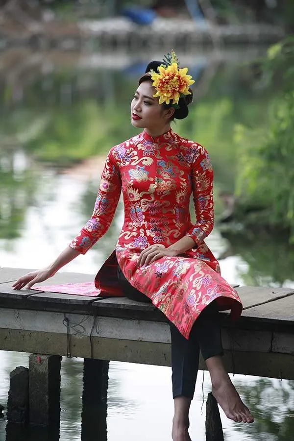 5.don-tet-duong-xinh-lung-linh-voi-ao-dai-cach-tan-3-phunutoday.vn