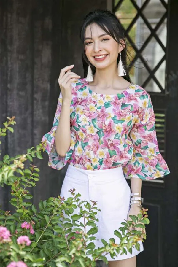 Áo in hình hoa hoặc các họa tiết liên quan đến hoa luôn có sức hút riêng
