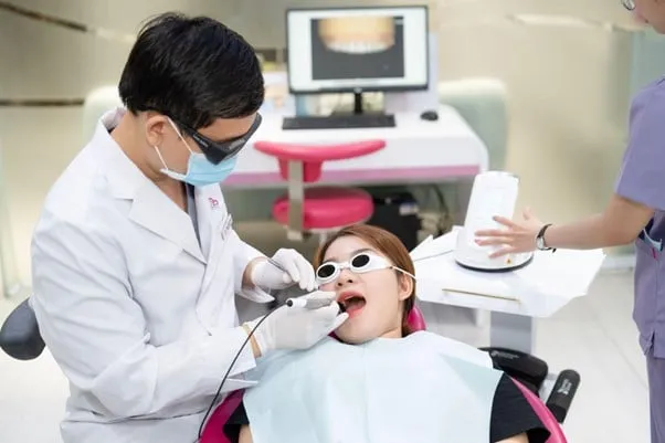 Elite Dental sử dụng công nghệ laser hiện đại, nhẹ nhàng, nhanh lành thương trong điều trị làm hồng nướu và cắt nướu.