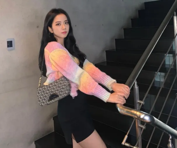 Áo len màu sắc tươi tắn mix với váy ngắn tối giản là có được bộ cánh hút mắt.