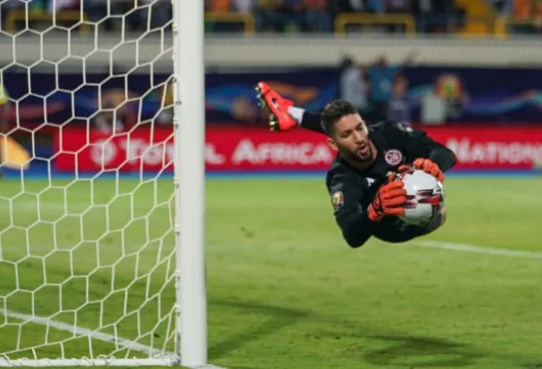 Watch Tunisia keeper ‘do a Kepa’ by refusing to be subbed during AFCON 2019 win over Ghana - Bóng Đá