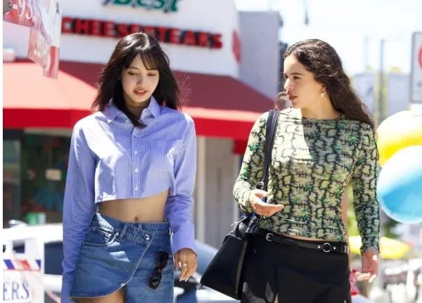 Áo sơ mi kẻ sọc crop top với chân váy ngắn denim, giày thể thao màu trắng để tạo nên tổng thể trang phục đầy trẻ trung, năng động.
