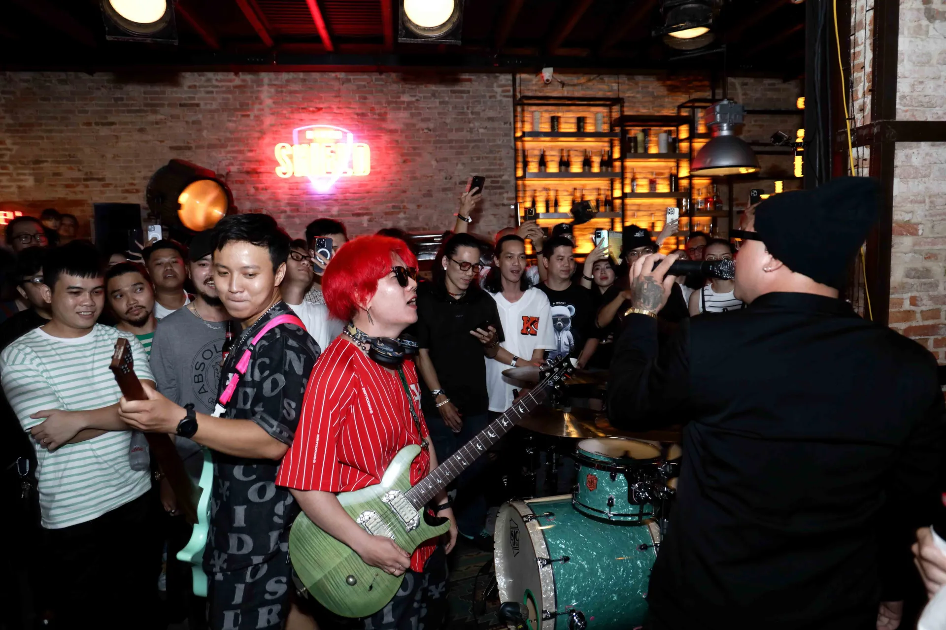 band diễn live ca khúc nơi ánh sáng gọi em