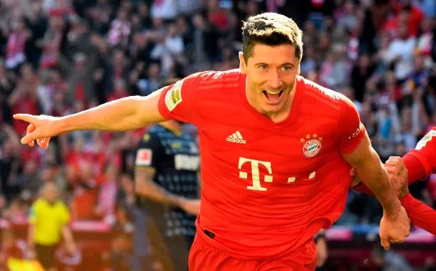 Đỉnh như Lewy, từ bỏ hattrick vì đồng đội - Bóng Đá