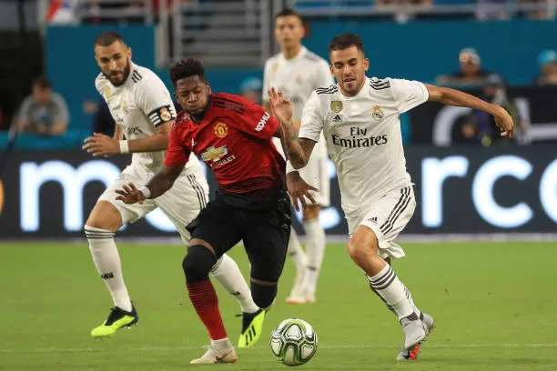 Mourinho 'quậy phá' ngoài đường pitch, Lopetegui phải đến giúp đỡ - Bóng Đá