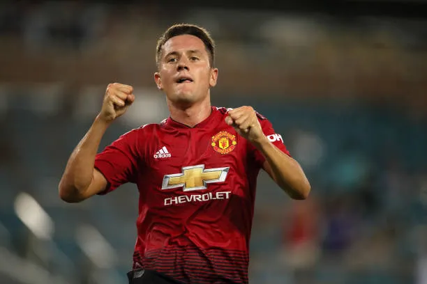 Mourinho 'quậy phá' ngoài đường pitch, Lopetegui phải đến giúp đỡ - Bóng Đá