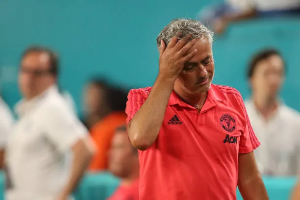 Mourinho 'quậy phá' ngoài đường pitch, Lopetegui phải đến giúp đỡ - Bóng Đá