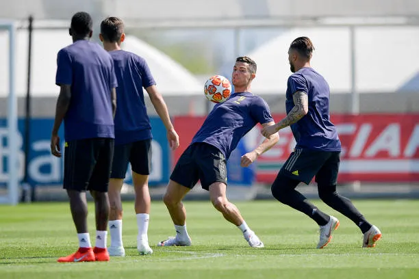 Lên máy bay, Ronaldo không quên thể hiện sự 'độc tôn' ở Juve - Bóng Đá